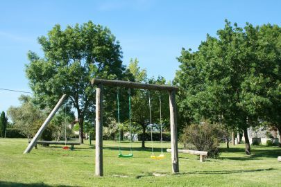 Parc arboré et aire de jeux pour enfants au restaurant La Table de Léa